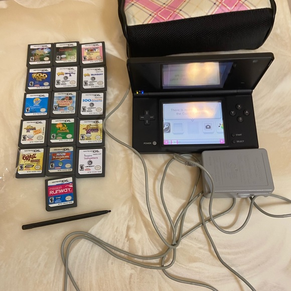 Nintendo DSI Bundle - Picture 9 of 10
